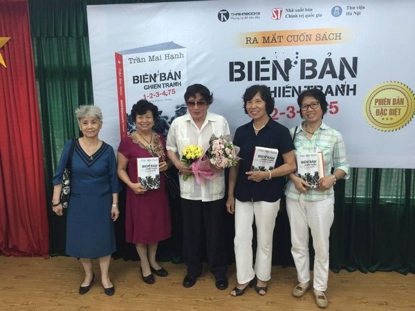 Nhà báo Trần Mai Hạnh (đứng giữa )  Ảnh: Nguồn TML/Vietnam+