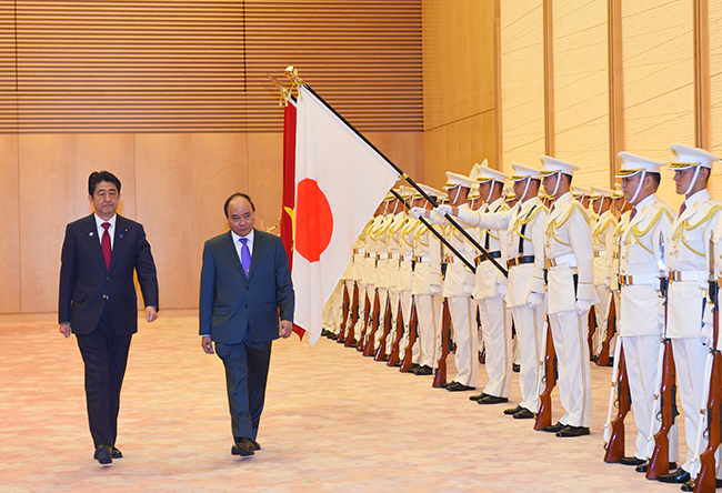 Lễ đón Thủ tướng Nguyễn Xuân Phúc tại Phủ Thủ tướng Nhật Bản. Ảnh: VGP/Quang Hiếu