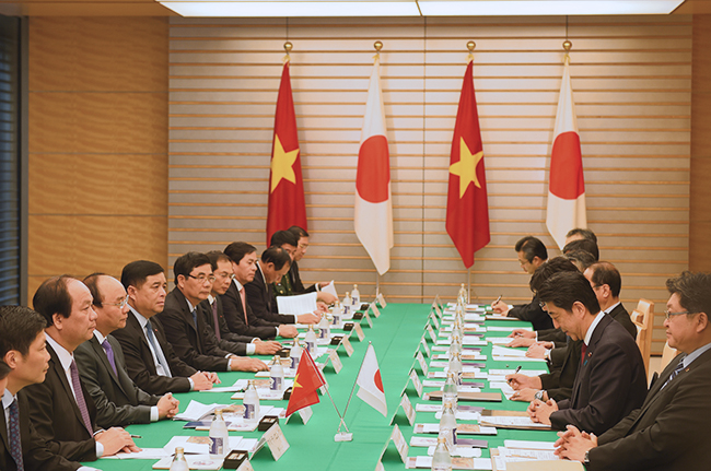 Thủ tướng Chính phủ Nguyễn Xuân Phúc hội đàm với Thủ tướng Nhật Bản Shinzo Abe. Ảnh: VGP/Quang Hiếu