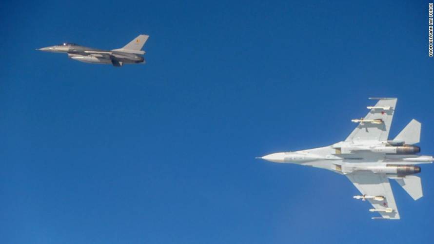 Chiếu đấu cơ Su-27 của Nga (dưới) áp sát F-16 của Bỉ. Ảnh Không quân Bỉ