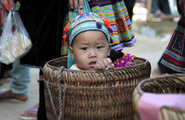 Cháu bé Mông theo mẹ xuống chợ Tam Đường (Lai Châu).