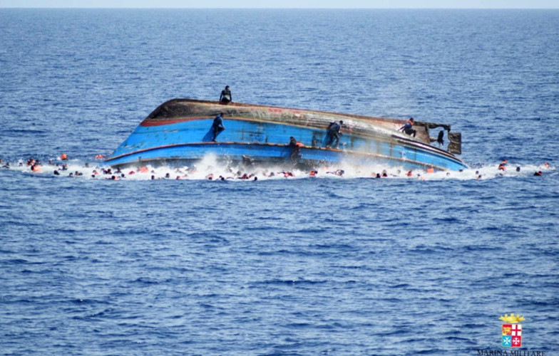 Một chiếc thuyền chở người di cư lật úp ngoài khơi bờ biển Libya. (Ảnh: AP)