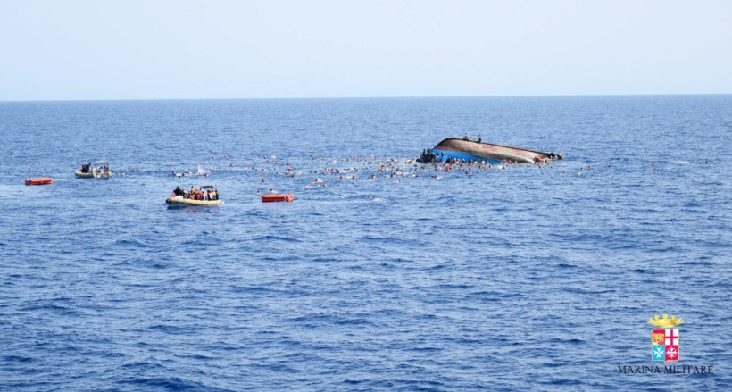 Khoảng 300 người có mặt trên chiếc thuyền tồi tàn bị lật, chỉ có 90 người được cứu sống. (Ảnh: AP)