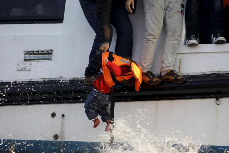 Số phận những em bé thật mong manh trong chuyến hành trình đầy gian khổ tới châu Âu. (Ảnh: Reuters)