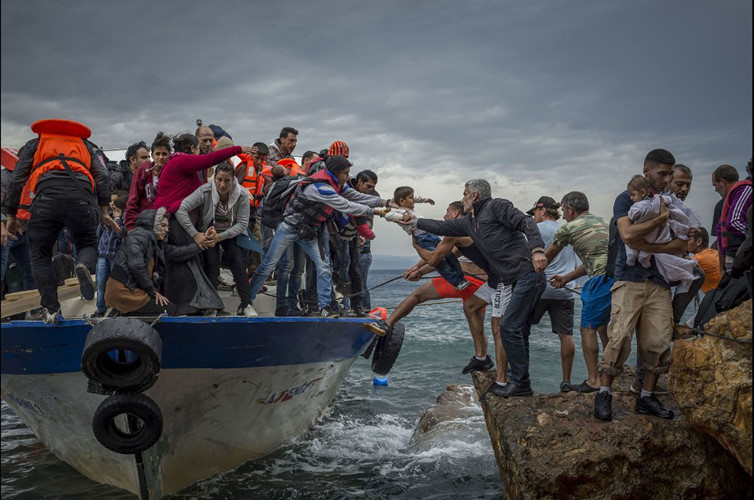 Trẻ em là đối tượng dễ bị tổn thương nhất trong chuyến vượt biển đến châu Âu. (Ảnh: CNN)