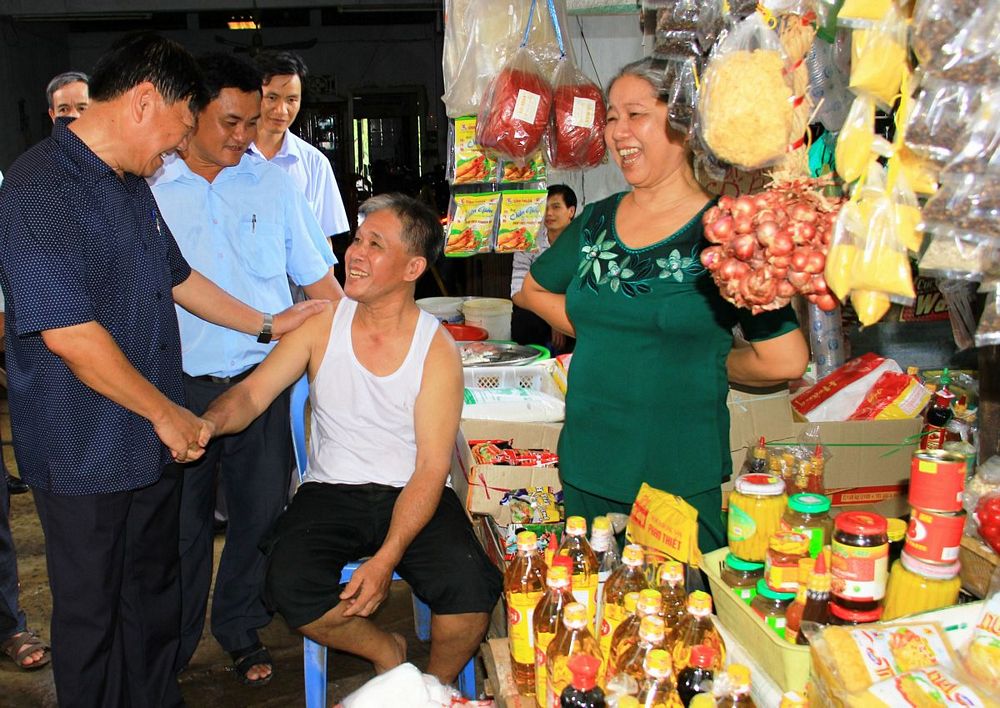 Cũng trong đợt giám sát này, đoàn đã tham quan chợ xã Tân Lược, với 147 hộ đăng ký kinh doanh, chợ xã được đánh giá phát triển khá mạnh đối với vùng nông thôn này với nhiều mặt hàng rất phong phú đảm bảo phục vụ tốt cho nhu cầu của người dân địa phương