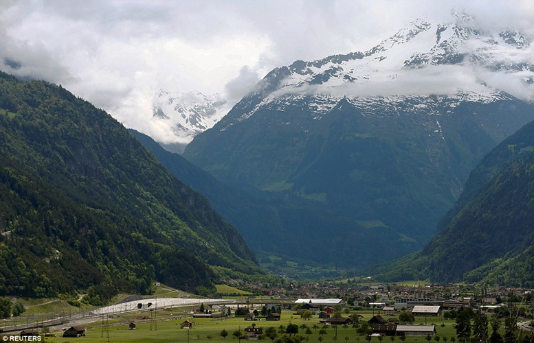 Tuyến đường hầm xe lửa Gotthard của Thụy Sĩ dài 57 km nằm ở độ sâu 2,3 km bên dưới dãy núi Alps, nối liền Bắc Âu và Nam Âu. (ảnh: Reuters).