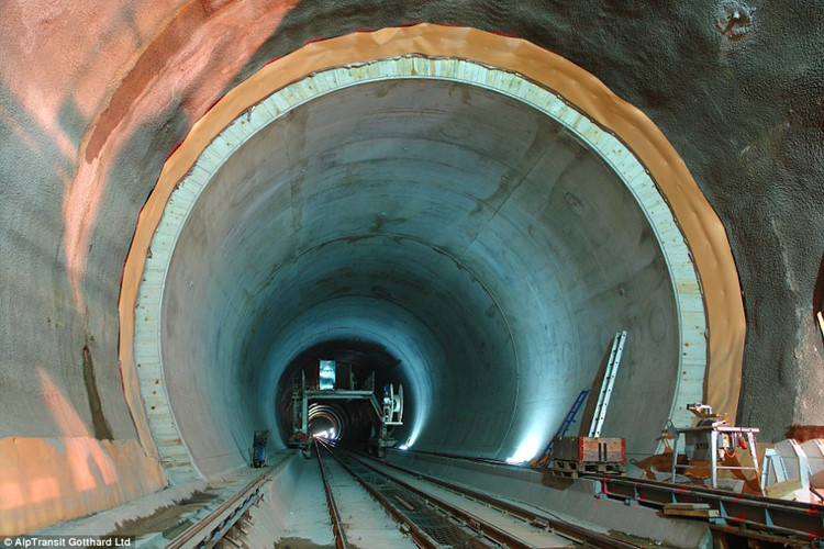 Tổng kinh phí xây dựng đường hầm xe lửa Gotthard  là 11 tỉ euro. (ảnh: AlpTransit).