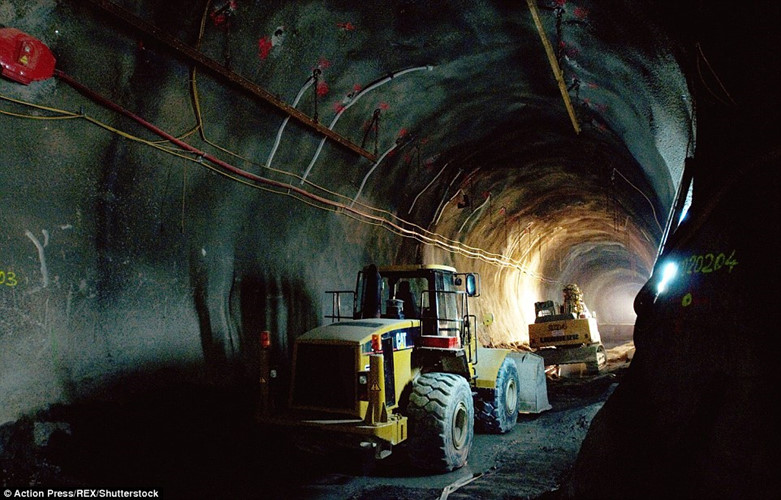 Với sự đầu tư lớn về thời gian và tiền bạc, đường hầm xe lửa Gotthard được mệnh danh là tuyến đường hầm dài nhất và đắt nhất thế giới. (ảnh: REX).