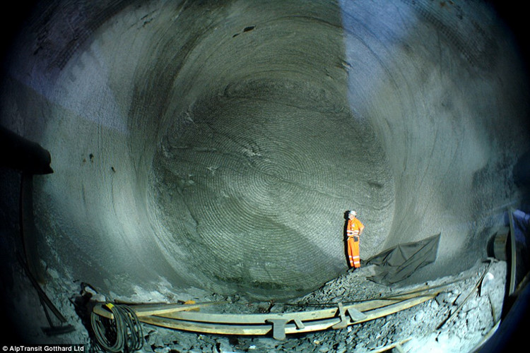Những nhân công tham gia dự án làm đường hầm này phải đào qua 73 loại đá khác nhau. 9 công nhân đào đường hầm đã thiệt mạng trong lúc làm nhiệm vụ. (ảnh: AlpTransit).