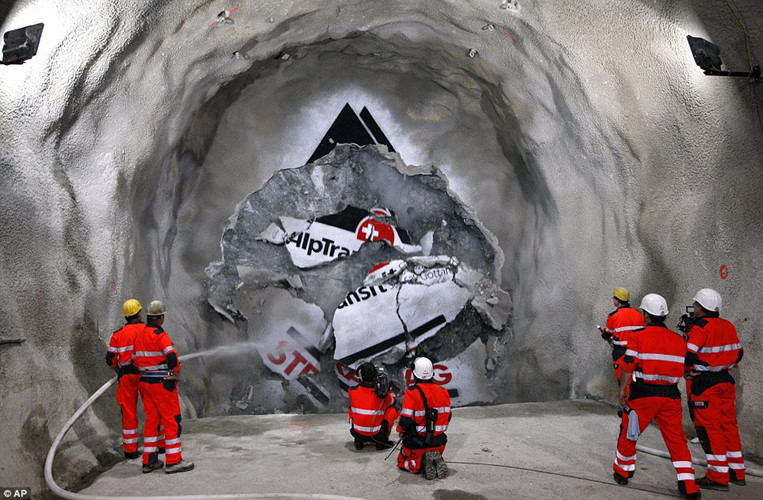 Các công nhân trong quá trình phá đá làm đường hầm. (ảnh: AP).