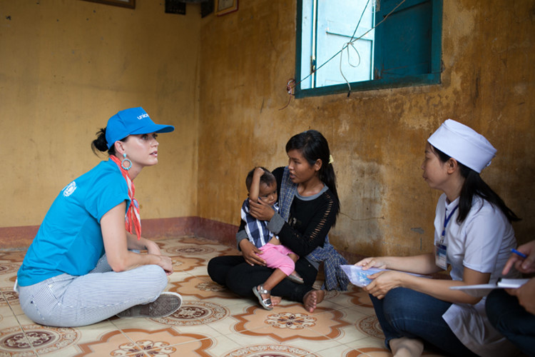 Katy Perry đã đến thăm các xã nông thôn và miền núi của tỉnh Ninh Thuận, một trong những vùng xa xôi hẻo lánh và nghèo nhất của Việt Nam