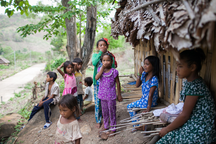 Nghèo đói đã làm các gia đình lâm vào vòng luẩn của đói khổ qua nhiều thế hệ, thêm vào đó, nhiều trẻ em trong số các em dễ bị tổn thương nhất của Việt Nam và gia đình các em còn phải đối mặt với tác động của biến đổi khí hậu. 