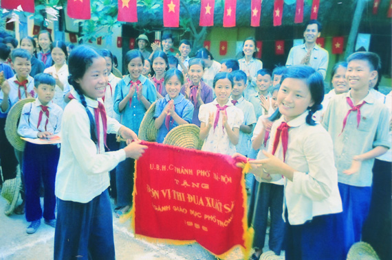Đơn vị thi đua xuất sắc ngành Giáo dục phổ thông đón nhận cờ của UBND Thành phố Hà Nội tặng. 