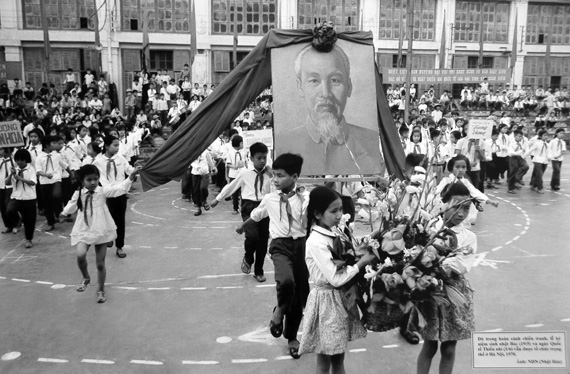 Dù trong hoàn cảnh chiến tranh, lễ kỷ niệm sinh nhật Bác Hồ 19/5 và Ngày Quốc tế Thiếu nhi 1/6 vẫn được tổ chức trọng thể (Hà Nội năm 1970).