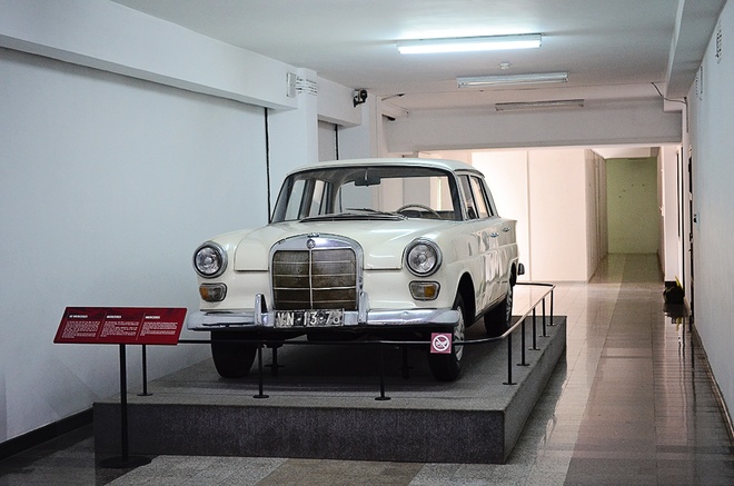 Ngoài ra, du khách tham quan còn được dịp chiêm ngưỡng chiếc xe Mercedes 200 W110 được sản xuất tại Đức trong khoảng thập niên 60. Đây là một trong những chiếc xe được Tổng thống Nguyễn Văn Thiệu sử dụng lúc bấy giờ.