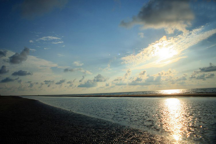 Ngày nay, biển Ba Động vẫn giữ được khung cảnh hoang sơ với môi trường trong lành và yên tĩnh.