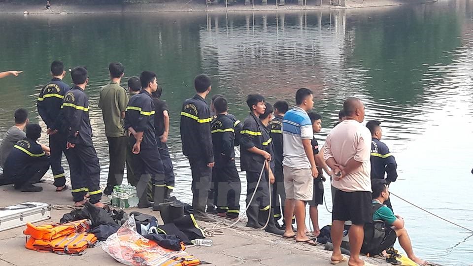 ​Chiều 3/6, nhiều người đi đường đã bàng hoàng khi phát hiện một thanh niên nhảy xuống hồ Thiền Quang rồi không thấy nổi lên. (Ảnh: PV/Vietnam+)