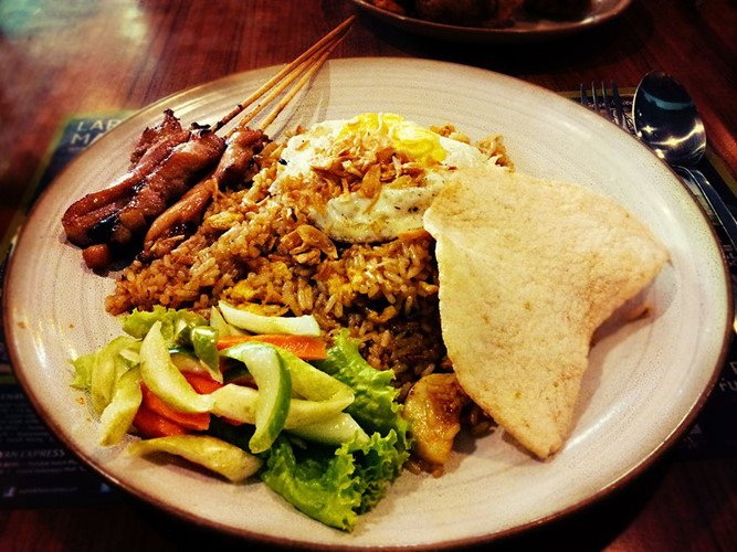 Indonesia có nhiều nhà hàng cung cấp thức ăn hàng ngày gồm thịt gà, rau, cơm với giá chỉ 11 USD cho hai người.