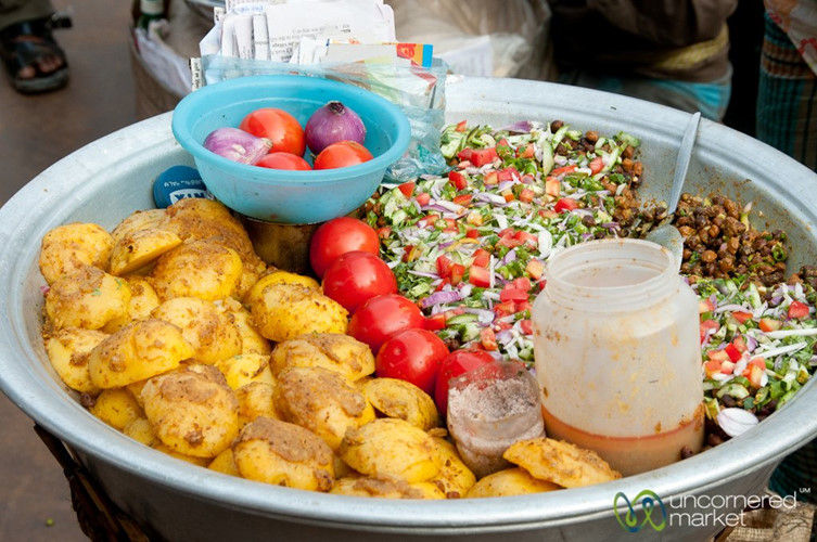 Một bữa cơm ở Bangladesh với thịt gà, cá và các loại rau gia vị cho 2 người sẽ khoảng 11.5 USD