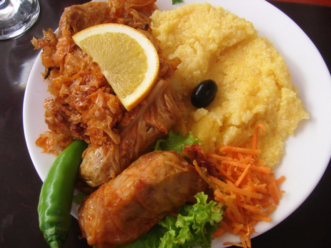 Người dân Moldova sử dụng rất nhiều loại trái cây, các loại hạt, nấm và dâu trong bữa ăn. Một bữa ăn cho hai người trong một nhà hàng cao cấp có giá 12,5 USD