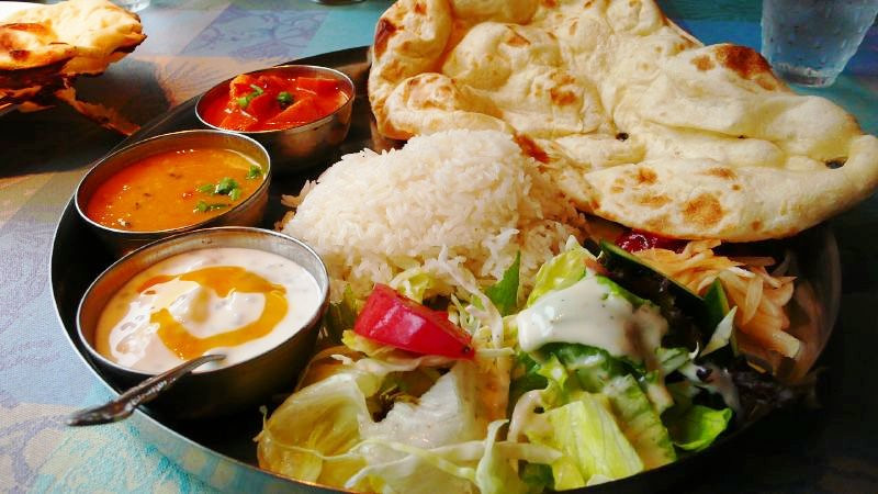 Người Ấn Độ có thói quen ăn khá cay. Người dân thường hầm thịt cá sấu và thịt rùa cùng với các loại thảo mộc. Chi phí ăn uống cho hai người tại một nhà hàng đẹp chỉ khoảng 7,5 USD.