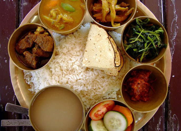 Đồ ăn Nepal có xu hướng kết hợp các mùi vị khác nhau từ các nước xung quanh. Một bữa ăn ba món cho hai người chỉ khoảng 5,7 USD.