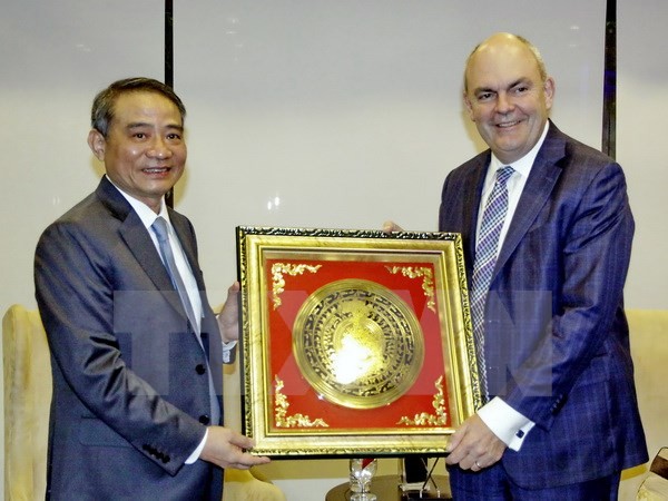 Bộ trưởng Bộ Giao thông và Vận tải Trương Quang Nghĩa tặng quà lưu niệm cho ông Steven Joyce (phải), Bộ trưởng phát triển kinh tế-khoa học-kỹ năng và nghề nghiệp New Zealand tại lễ khai trương. (Ảnh: Thế Anh/TTXVN)