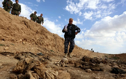 Một hố chôn tập thể các nạn nhân của IS ở Iraq. (Ảnh minh họa: Daily Star)