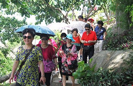 Du khách TQ đông nghẹt tại một điểm du lịch ở Nha Trang. Ảnh: TẤN LỘC