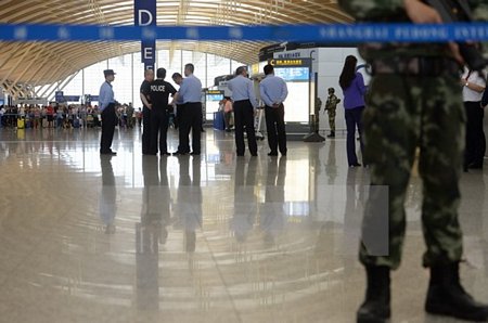 Vụ nổ tại sân bay Thượng Hải - Vĩnh Long: Mặc dù đã xảy ra sự cố vụ nổ tại sân bay Pudong, nhưng các chuyến bay vẫn hoạt động bình thường sau khi được phục hồi. Ngoài ra, sự cố này cũng là cơ hội để sân bay tăng cường các biện pháp an toàn để mang đến một môi trường bay chất lượng và an toàn nhất cho du khách.