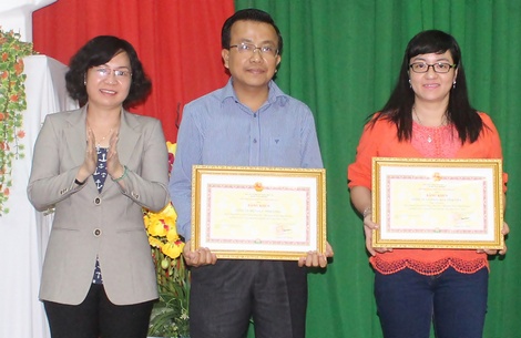 Bà Nguyễn Thị Minh Hạnh- Trưởng Ban Dân vận Tỉnh ủy trao bằng khen của UBND tỉnh cho các tập thể xuất sắc trong 3 năm liền (2013- 2015).