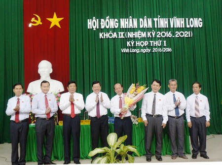 Bí thư Tỉnh ủy- Trần Văn Rón tặng hoa chúc mừng đại biểu vừa trúng cử