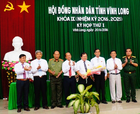 Chủ tịch HĐND tỉnh- Trương Văn sáu tặng hoa chúc mừng đại biểu vừa trúng cử tặng hoa chúc mừng đại biểu vừa trúng cử.