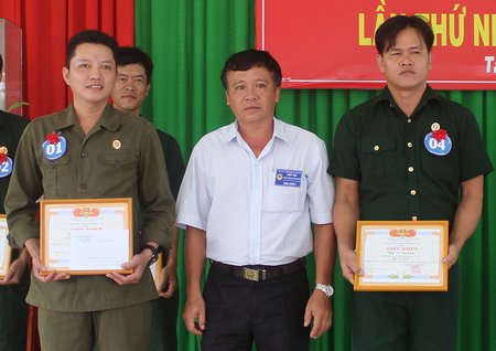 Ban tổ chức trao giải nhất cho thí sinh Lê Văn Khoa (trái). 