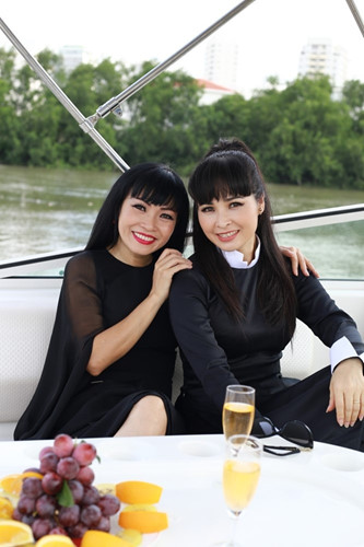 Ca sĩ Phương Thanh, Trang Nhung cùng các nghệ sĩ được mời lên du thuyền 5 sao đắt đỏ để ghi hình.