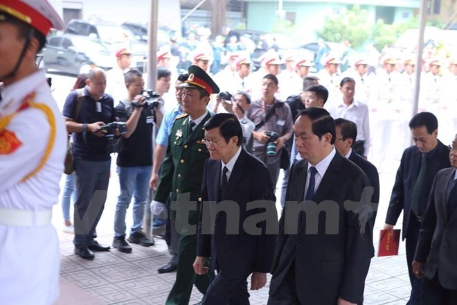 Tổng bí thư Nguyễn Phú Trọng dẫn đầu đoàn lãnh đạo cấp cao vào viếng. (Ảnh: Minh Sơn/Vietnam+)