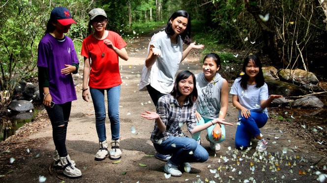 Nhóm bạn trẻ từ Ninh Thuận và Sài Gòn chụp ảnh lưu niệm bên đường mòn rừng - Ảnh: XUÂN LỘC