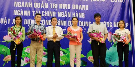 Ông Nguyễn Cao Đạt- Phó Hiệu trưởng trao hoa và phần thưởng cho các sinh viên thủ khoa ngành học.