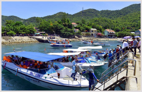 Du khách ra Cù Lao Chàm sẽ được đưa đón bằng tàu thuyền cao tốc hiện đại. (Ảnh: Thanh Hà/TTXVN)