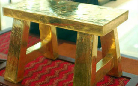 Chiếc ghế đẩu làm bằng vàng nguyên khối có giá 1,3 triệu USD