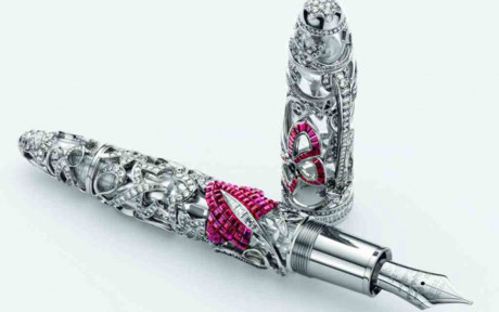 Chiếc bút mang thương hiệu Aurora có gắn kim cương và hồng ngọc, trị giá 1,47 triệu USD