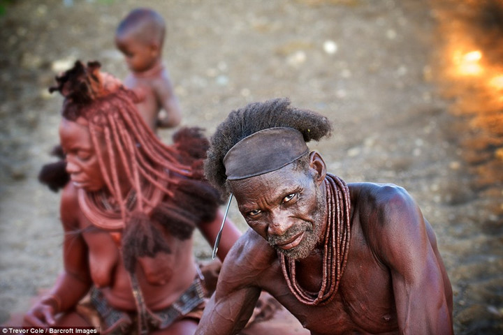 Nhiếp ảnh gia người Ireland Trevor Cole đã tới đây để tìm hiểu cuộc sống và văn hóa của người Himba. 