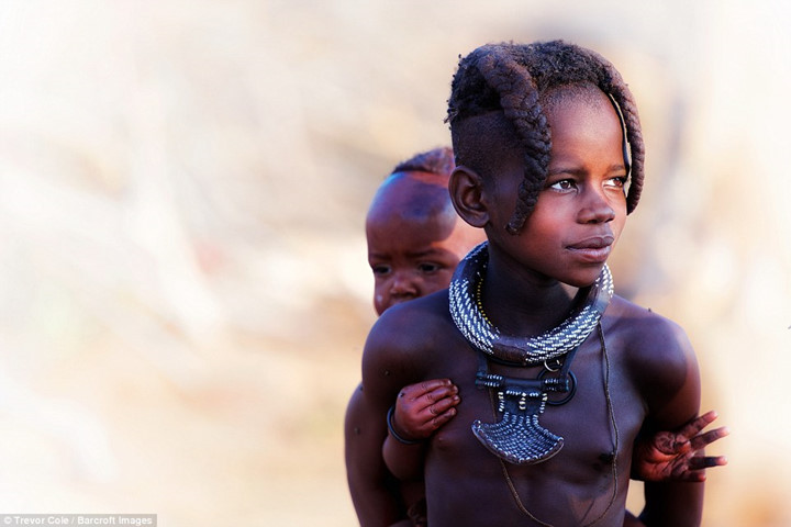 Những bé gái của bộ lạc Himba thường tết 2 bím tóc đơn giản.