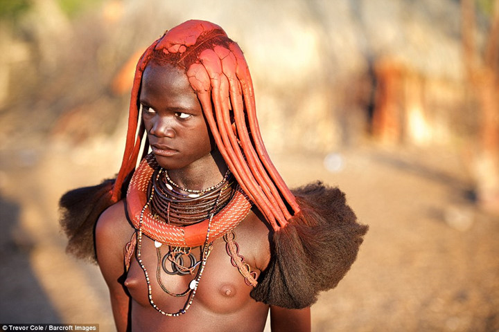 Khi đến tuổi dậy thì, các cô gái Himba sẽ bện tóc thành nhiều bím và bôi hỗn hợp gồm đất sét và đất son đỏ lên đầu.