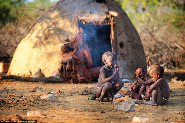 Bộ lạc Himba được chính phủ Namibia bảo bảo vệ nghiêm ngặt để cuộc sống của họ không bị ảnh hưởng bởi sự có mặt của khách du lịch.