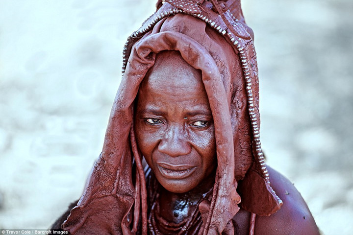 Để chống chọi với khí hậu khắc nghiệt của vùng đất miền Nam châu Phi mà không mặc áo, phụ nữ Himba bôi một hỗn hợp có nguồn gốc từ chất béo và bơ màu nâu đỏ lên da