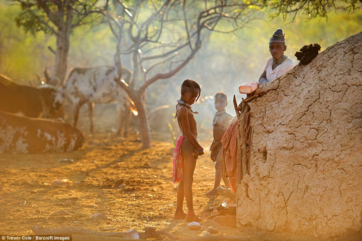 Chỉ có một số chàng trai trẻ mặc áo thun, còn lại, đa số đàn ông Himba cởi trần.