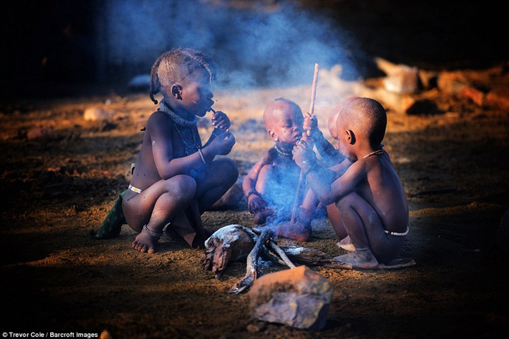 Phụ nữ Himba có trách nhiệm chăm sóc trẻ em, trong khi những người đàn ông thường chăn dắt gia súc ở xa nhà trong một thời gian dài.