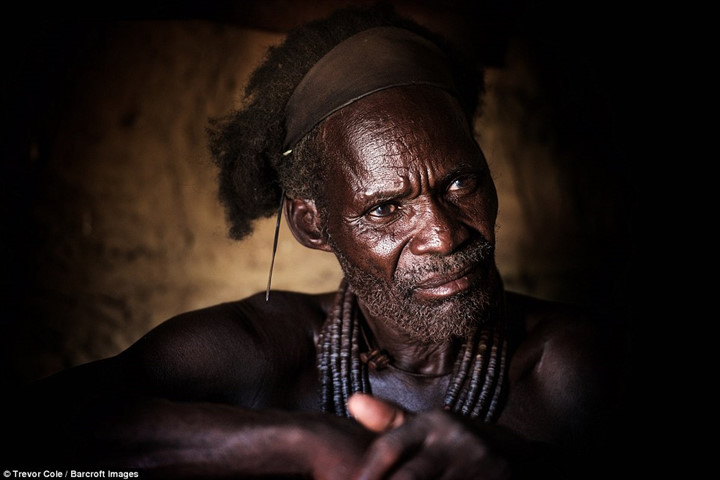Bộ lạc Himba vẫn duy trì chế độ đa thê, và những người đàn ông có thể có nhiều vợ, đặc biệt là nếu họ có nhiều gia súc.